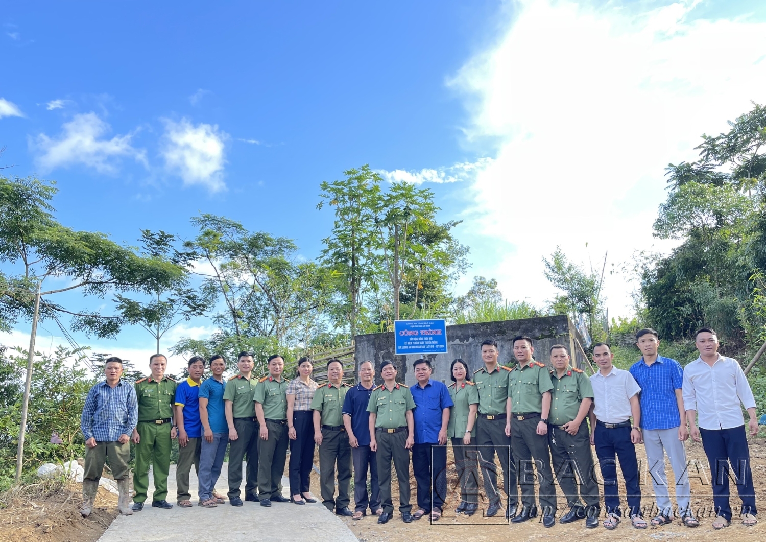 Đại diện lãnh đạo các phòng nghiệp vụ An ninh và lãnh đạo ĐU, UBND xã Giáo Hiệu khánh thành đường liên thôn Khau Slôm