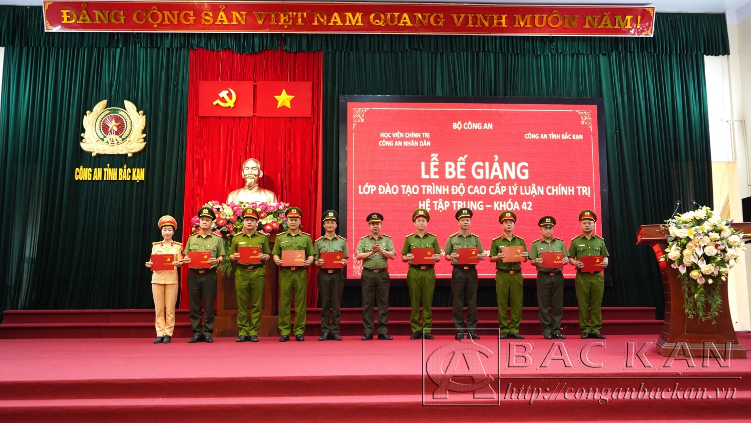 Đại tá, Tiến sĩ Tống Văn Khuông Phó Giám đốc Học viện chính trị CAND trao Bằng tốt nghiệp cho các học viên