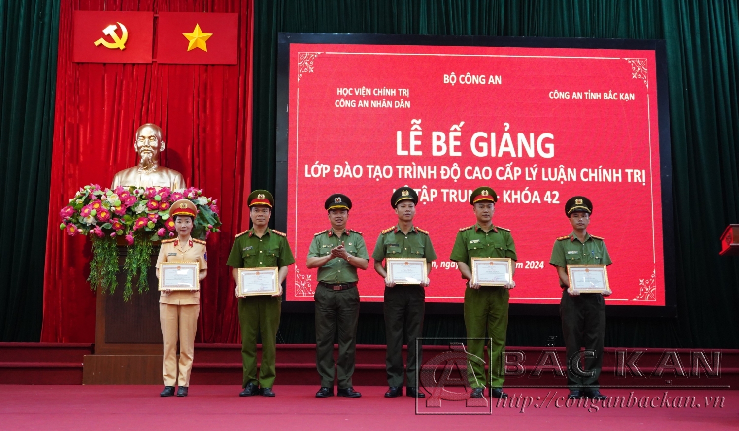 Đại tá, Tiến sĩ Tống Văn Khuông Phó Giám đốc Học viện chính trị CAND trao Giấy khen cho các cá nhân có thành tích xuất sắc