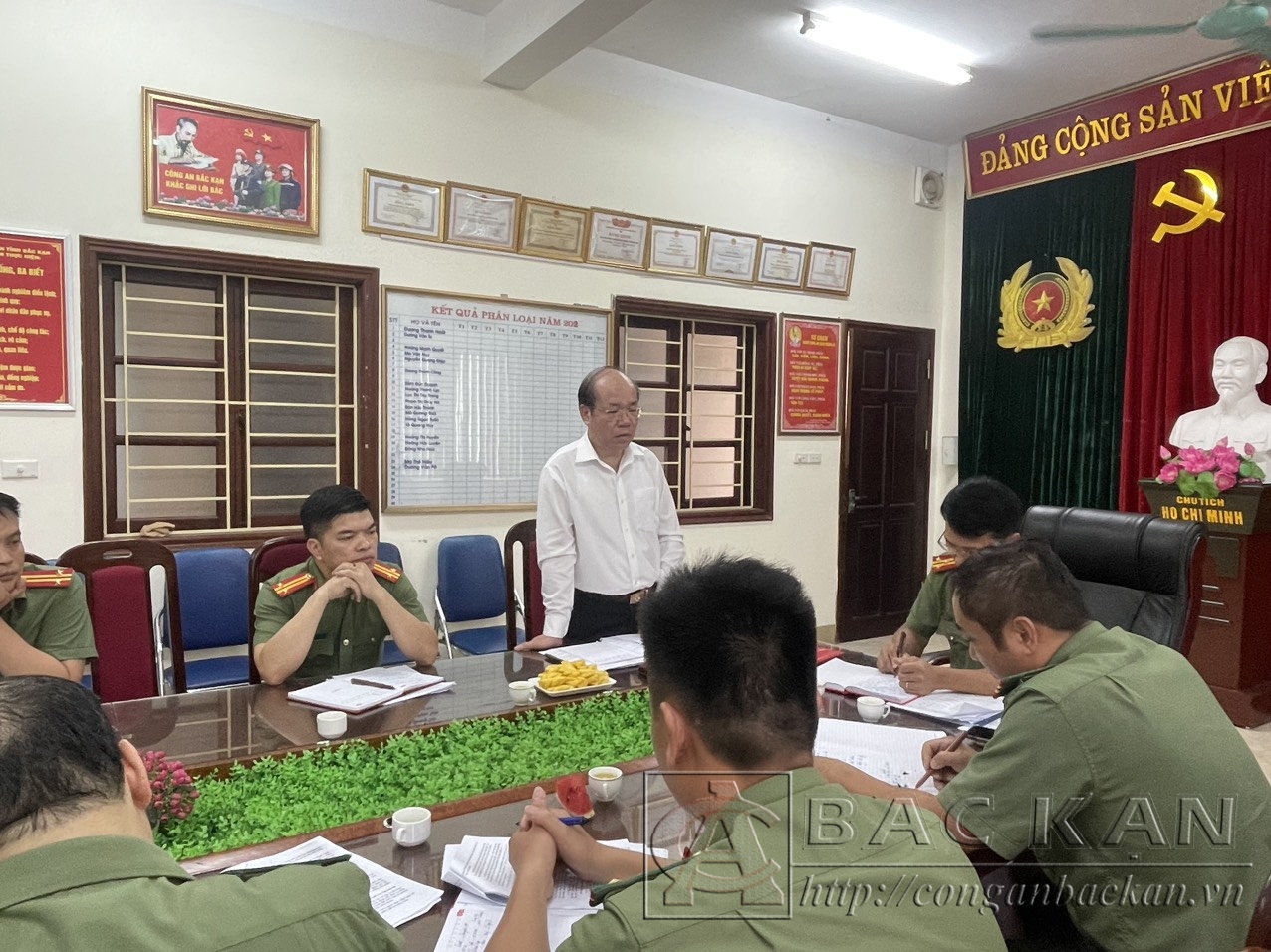 Đồng chí Lương Văn Cường UVBCH Đảng bộ tỉnh Chánh án TAND Tỉnh Bắc Kạn phát biểu chỉ đạo tại buổi sinh hoạt chuyên đề