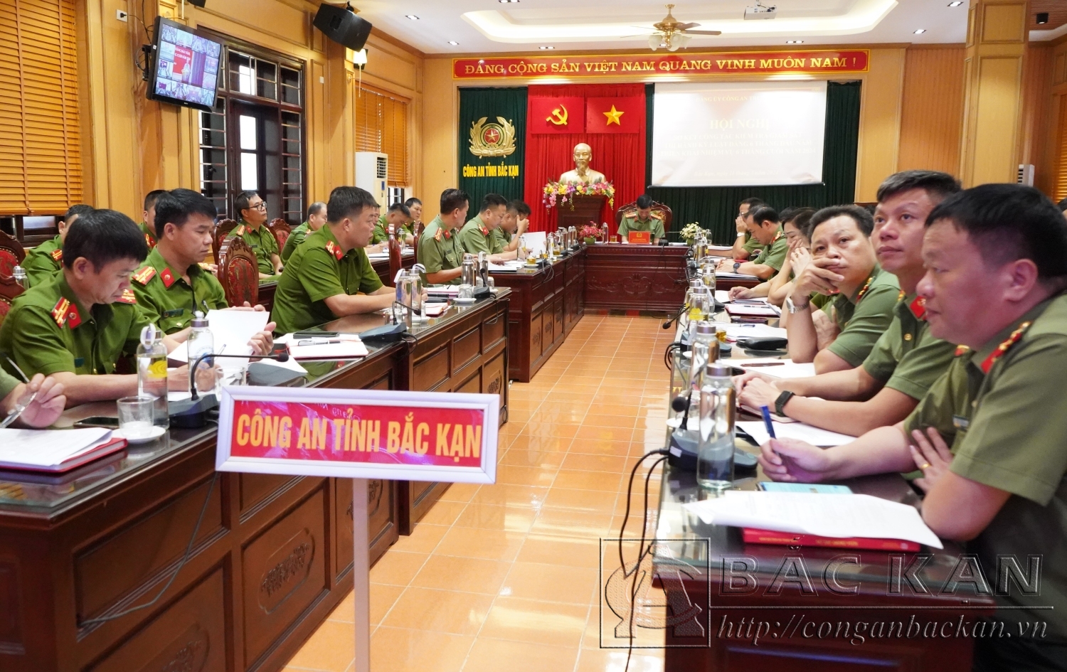 Đại tá Hà Trọng Trung – Phó Bí thư Đảng ủy, Phó Giám đốc Công an tỉnh chủ trì tại điểm cầu Công an tỉnh Bắc Kạn