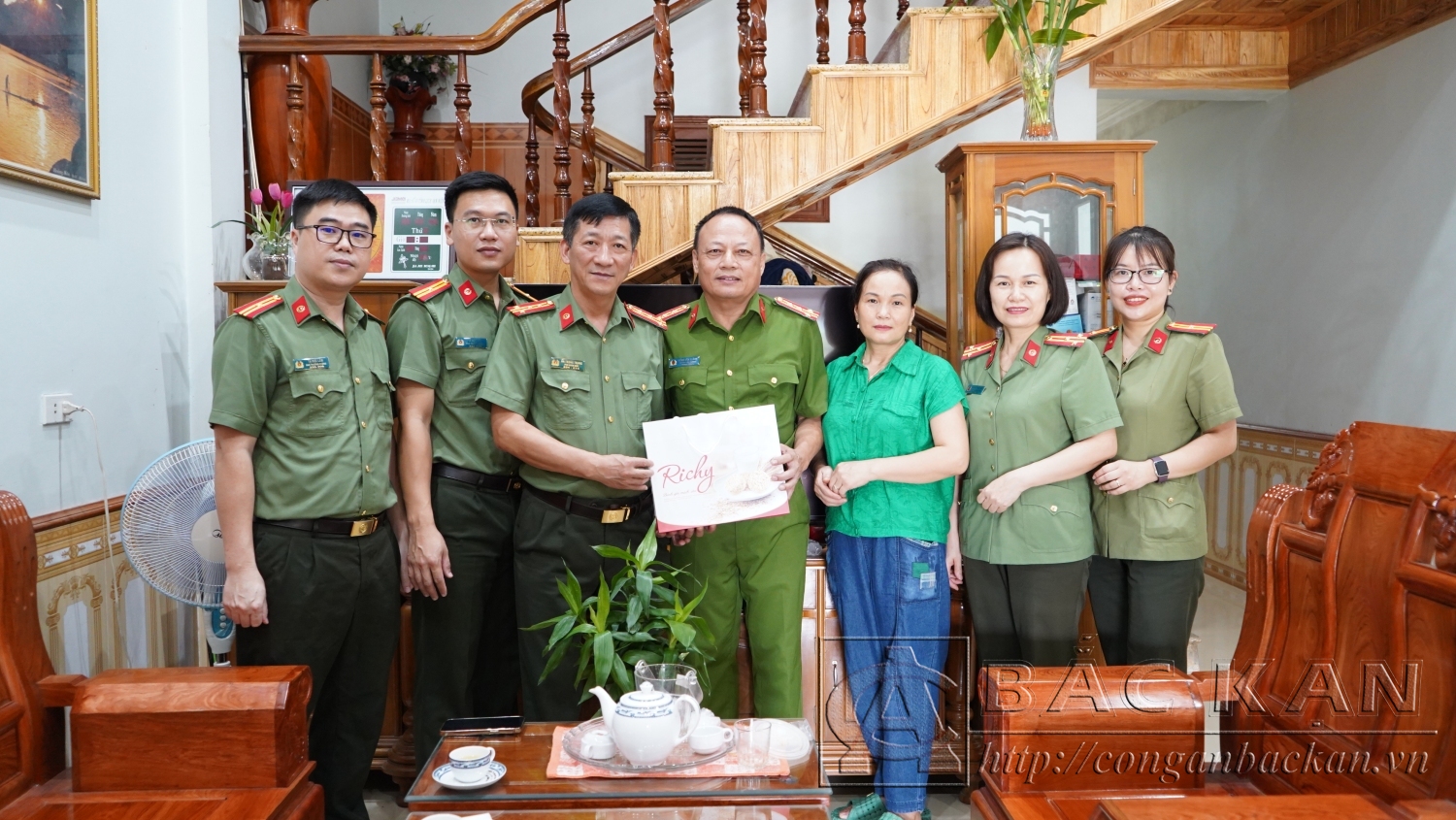 Thăm hỏi, tặng quà thương binh Nông Văn Khánh