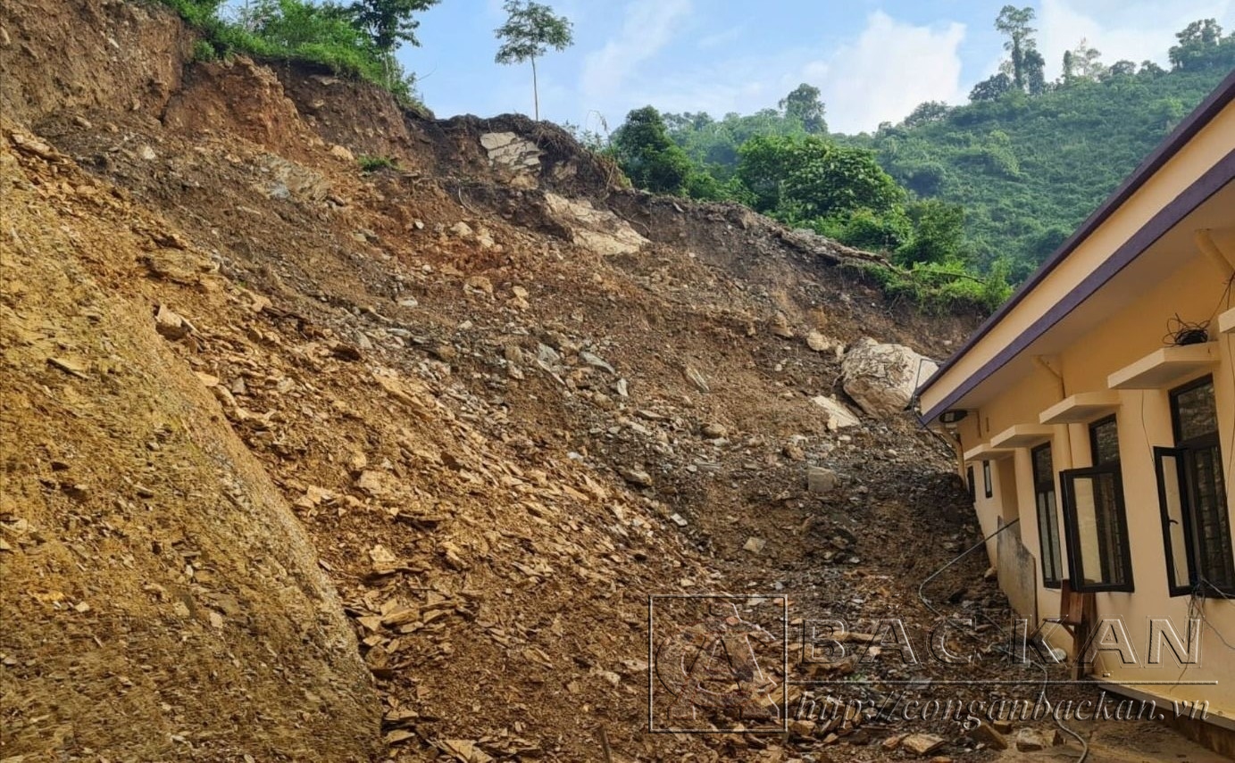 Hiện trạng sạt lở đất tại trụ sở Công an xã Xuân Lạc, huyện Chợ Đồn (Ảnh Báo Bắc Kạn)
