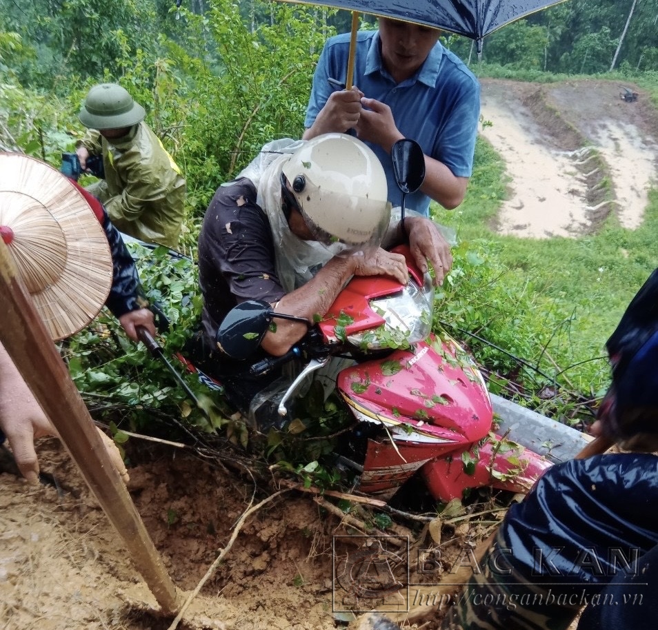 Đất đá sạt lở vùi lấp 1 xe máy lưu thông trên đường, khiến 1 người bị gãy chân, 1 người bị thương