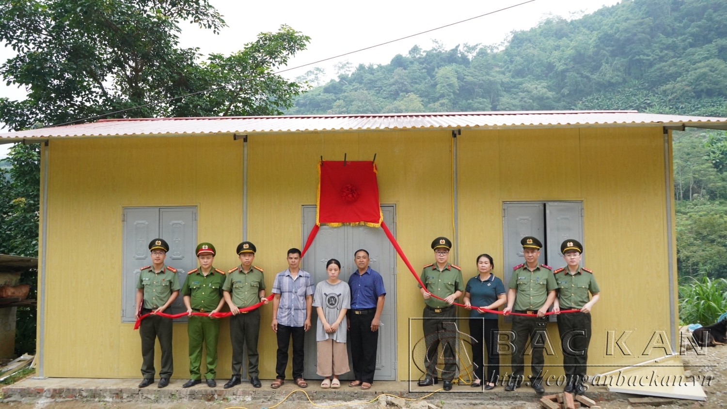 Đại diện lãnh đạo phòng Tham mưu Công an tỉnh và lãnh đạo Công an huyện Pác Nặm, cùng đại diện chính quyền địa phương khánh thành nhà ở cho đại diện hộ anh Nông Văn Lầu