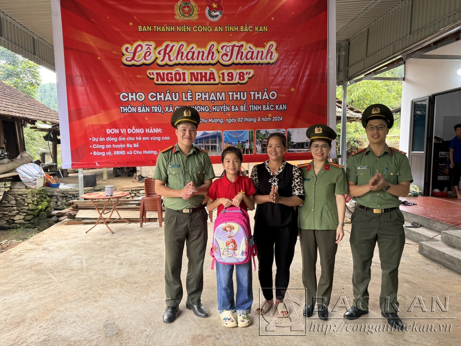 Ban Thanh niên Công an tỉnh tặng cặp sách, đồ dùng học tập cho cháu Thảo