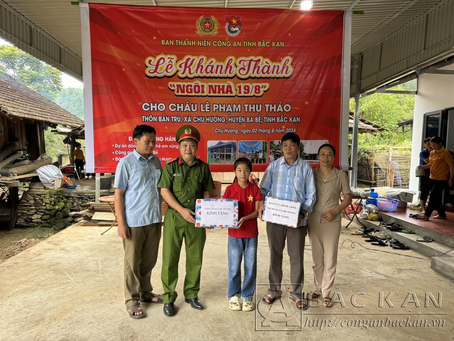 Công an xã và Chính Quyền địa phương tặng quà cho cháu Thảo