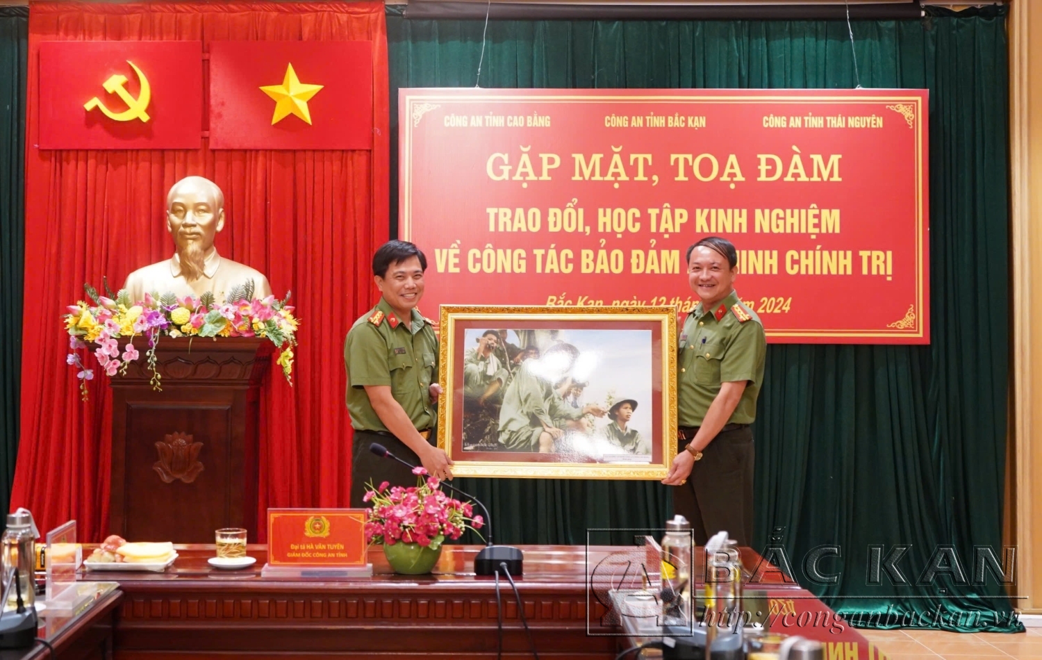 Đại tá Sầm Minh Hồ, Phó Giám đốc Công an tỉnh Cao Bằng trao quà tặng Công an tỉnh Thái Nguyên