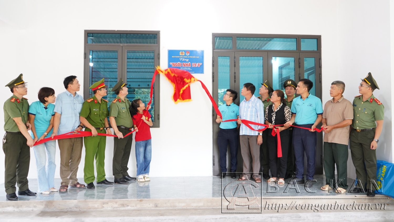 Đại tá Thăng Quang Huy, Phó Giám đốc Công an tỉnh, cùng các đơn vị đồng hành và gia đình khánh thành Ngôi nhà 19/8”