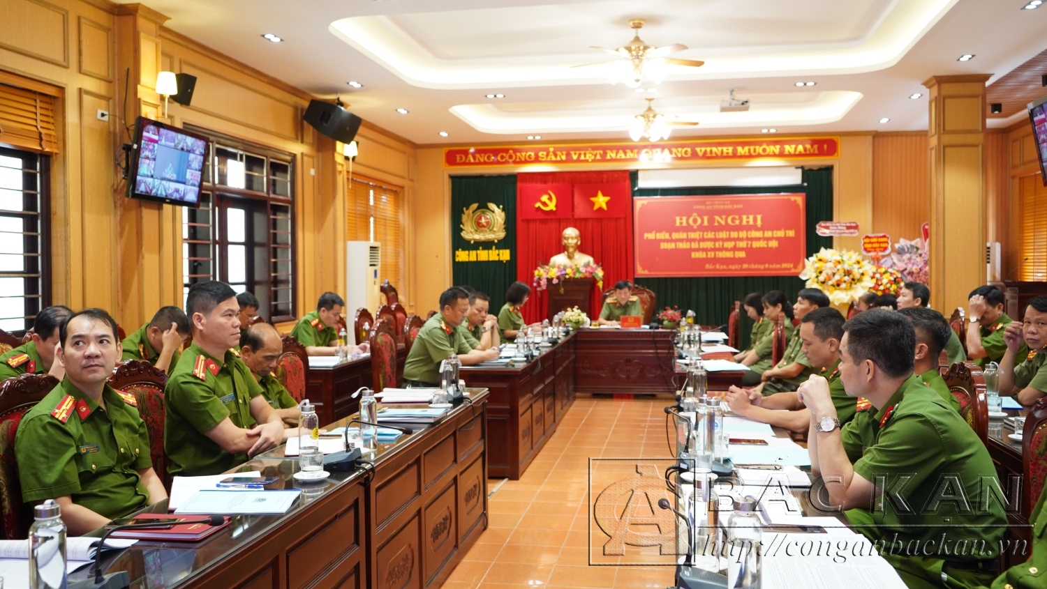 Đại tá Hà Trọng Trung, Phó Bí thư Đảng uỷ, Phó Giám đốc Công an tỉnh chủ trì hội nghị tại điểm cầu Công an Bắc Kạn