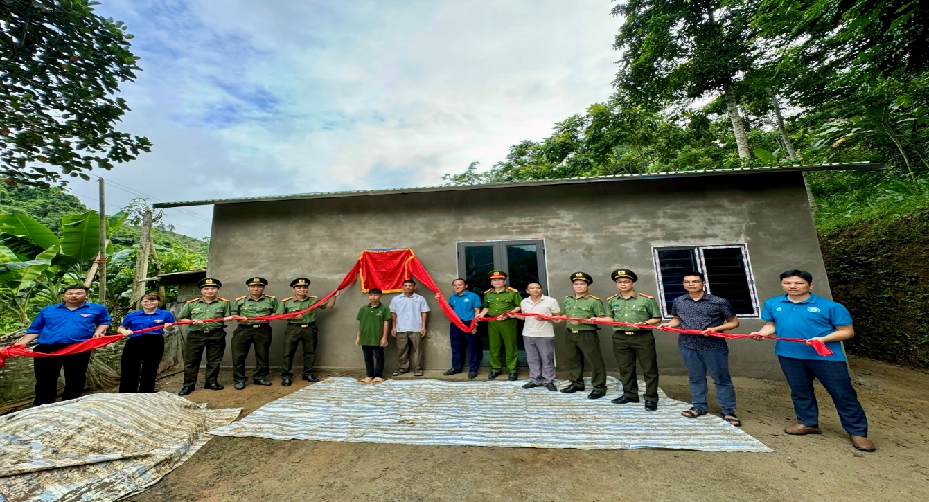 Các đại biểu và gia đình cháu Tô Nông Khôi kéo băng Khánh thành “Ngôi nhà 19/8”