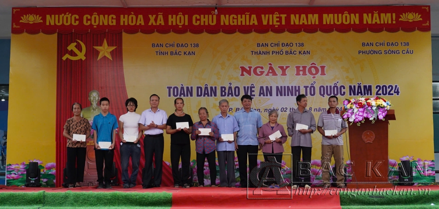 tặng quà cho hộ nghèo