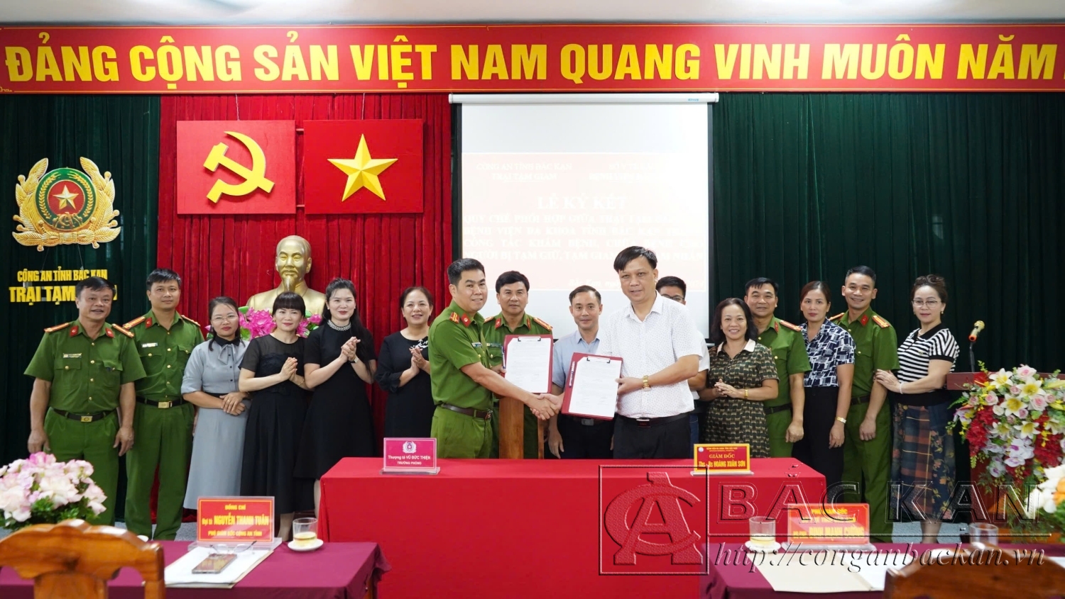 Thượng tá Vũ Đức Thiện, Giám thị Trại Tạm giam ông Cao Hoàng Sơn, Giám đốc Bệnh viện Đa khoa tỉnh Bắc Kạn ký Quy chế phối hợp