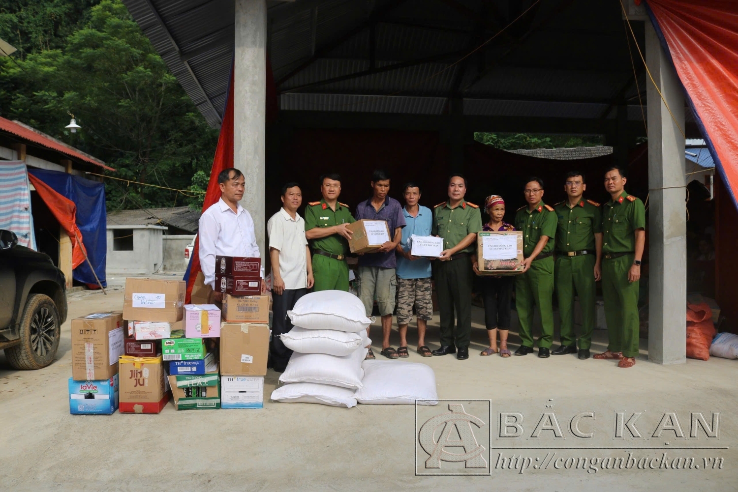 Đoàn công tác trao nhu yếu phẩm và gạo hỗ trợ cho người dân tại khu sơ tán chợ Đồng Lạc