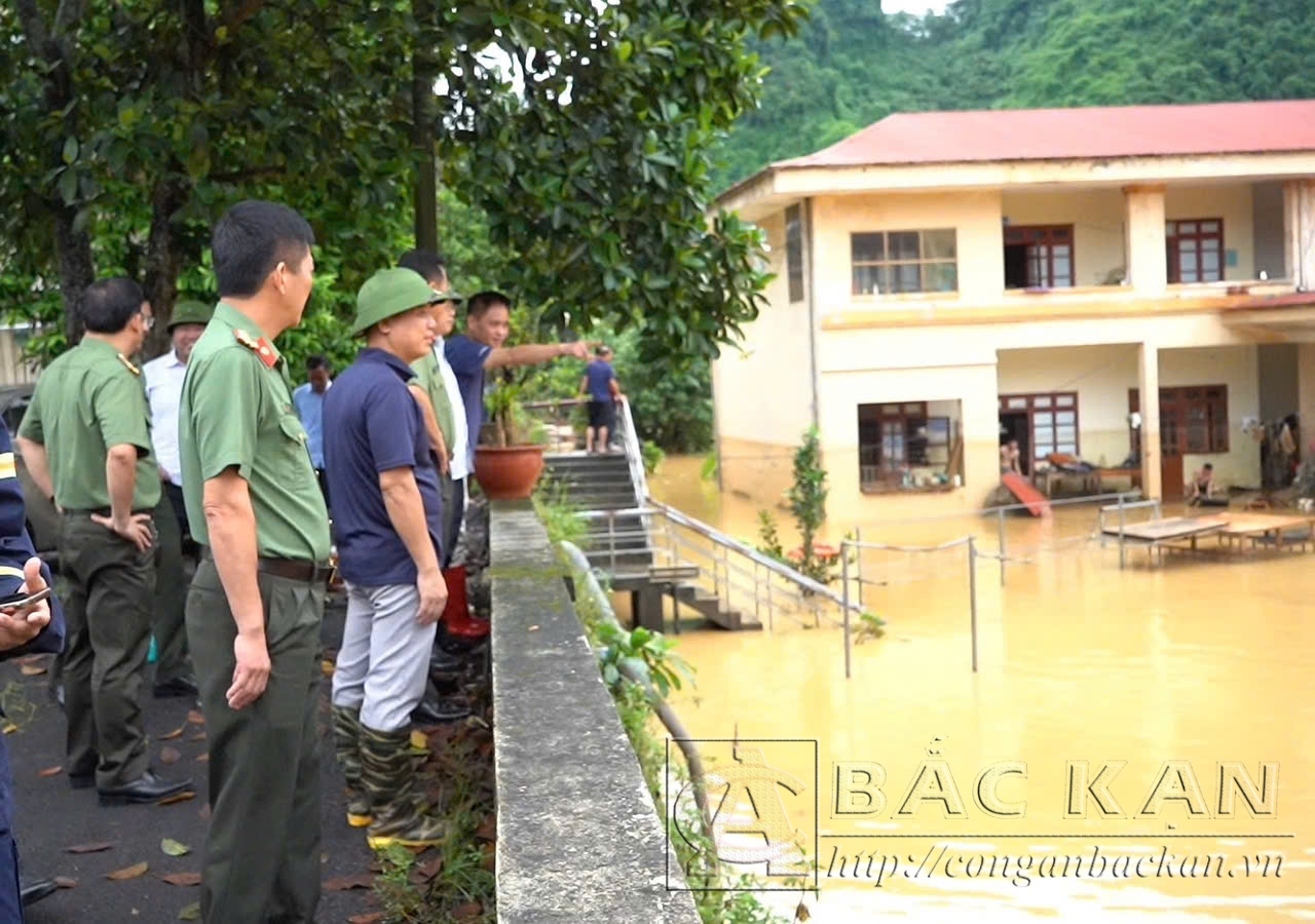 Lãnh đạo Công an tỉnh kiểm tra tình trạng ngập úng tại Công an huyện Chợ Mới