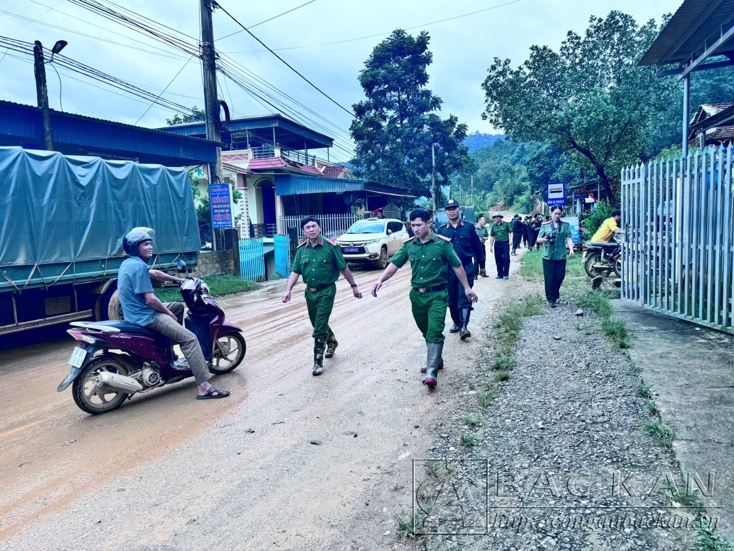 Đại tá Nguyễn Thanh Tuân, Phó Giám đốc Công an tỉnh chỉ đạo công tác hỗ trợ khắc phục hậu quả thiên tai