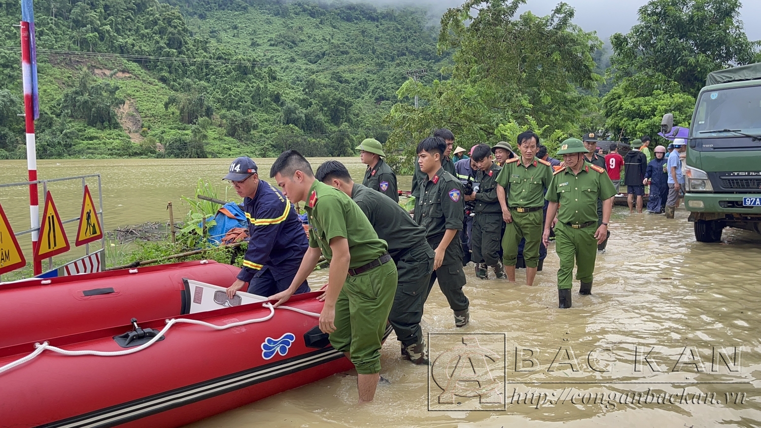 Đại tá Nguyễn Thanh Tuân Phó Giám đốc Công an tỉnh cùng lãnh đạo Phòng Cảnh sát PCCC và CNCH, lãnh đạo Phòng Cảnh sát Cơ động có mặt tại hiện trường để chỉ huy lực lượng hỗ trợ nhân dân