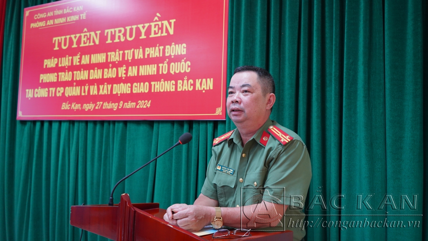 Đồng chí Thượng tá Hoàng Văn Thái, Phó trưởng Phòng An ninh kinh tế trao đổi về thông tin an ninh trật tự