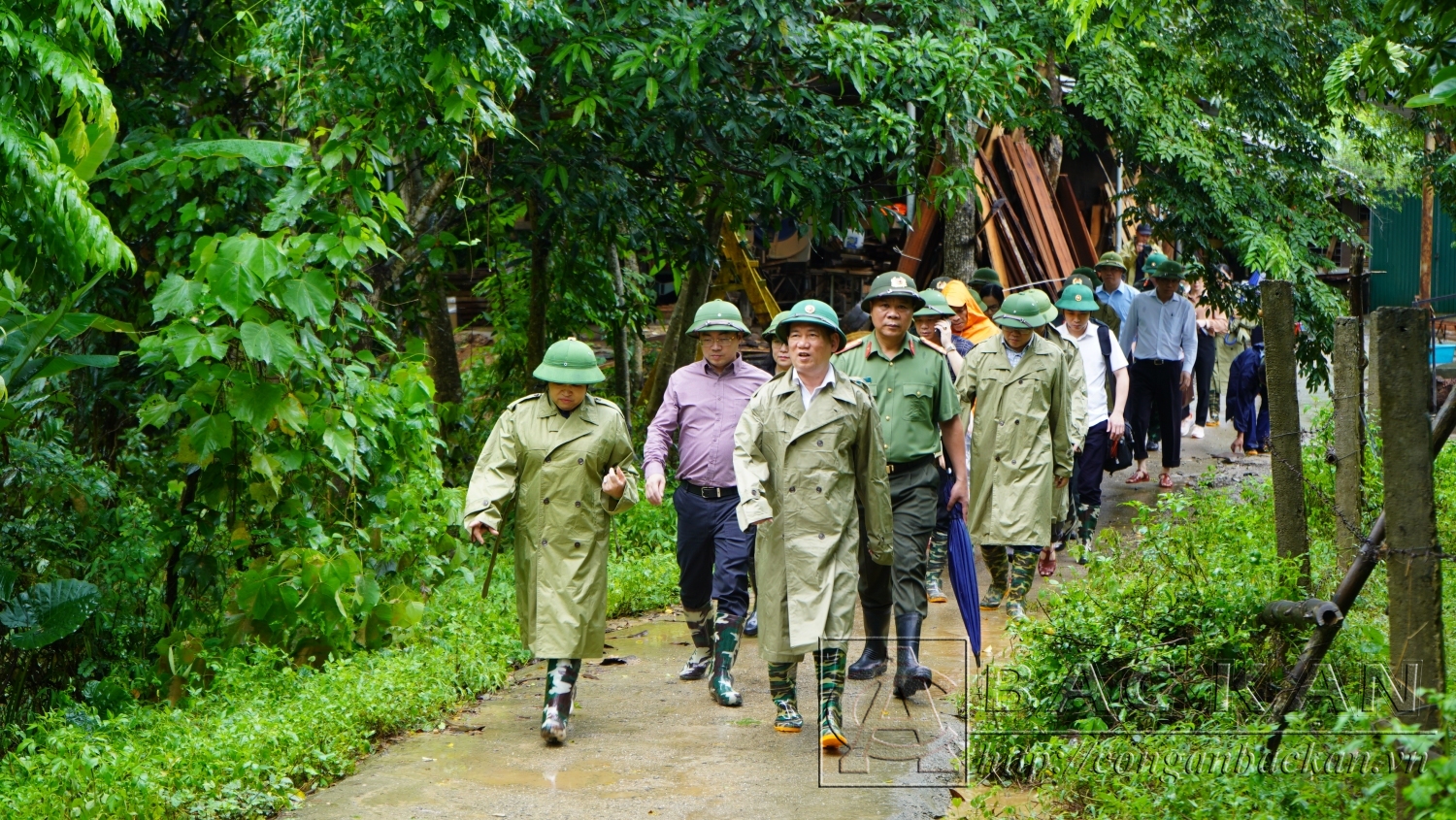 Phó Thủ tướng Hồ Đức Phớc kiểm tra tình hình ngập úng tại khu dân cư tổ 6, thị trấn Đồng Tâm, huyện Chợ Mới