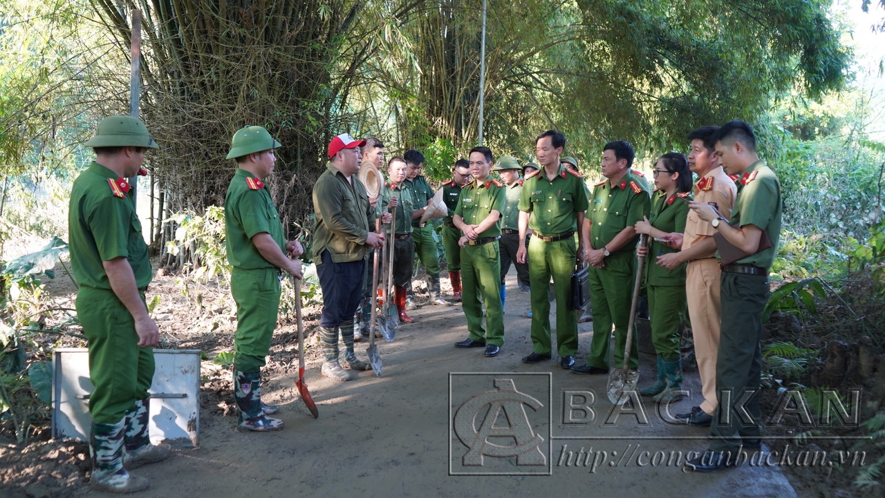 Đại tá. TS. Nguyễn Thanh Tuân, Phó Giám đốc Công an tỉnh kiểm tra công tác vệ sinh môi trường tuyến đường liên thôn Bản Cám