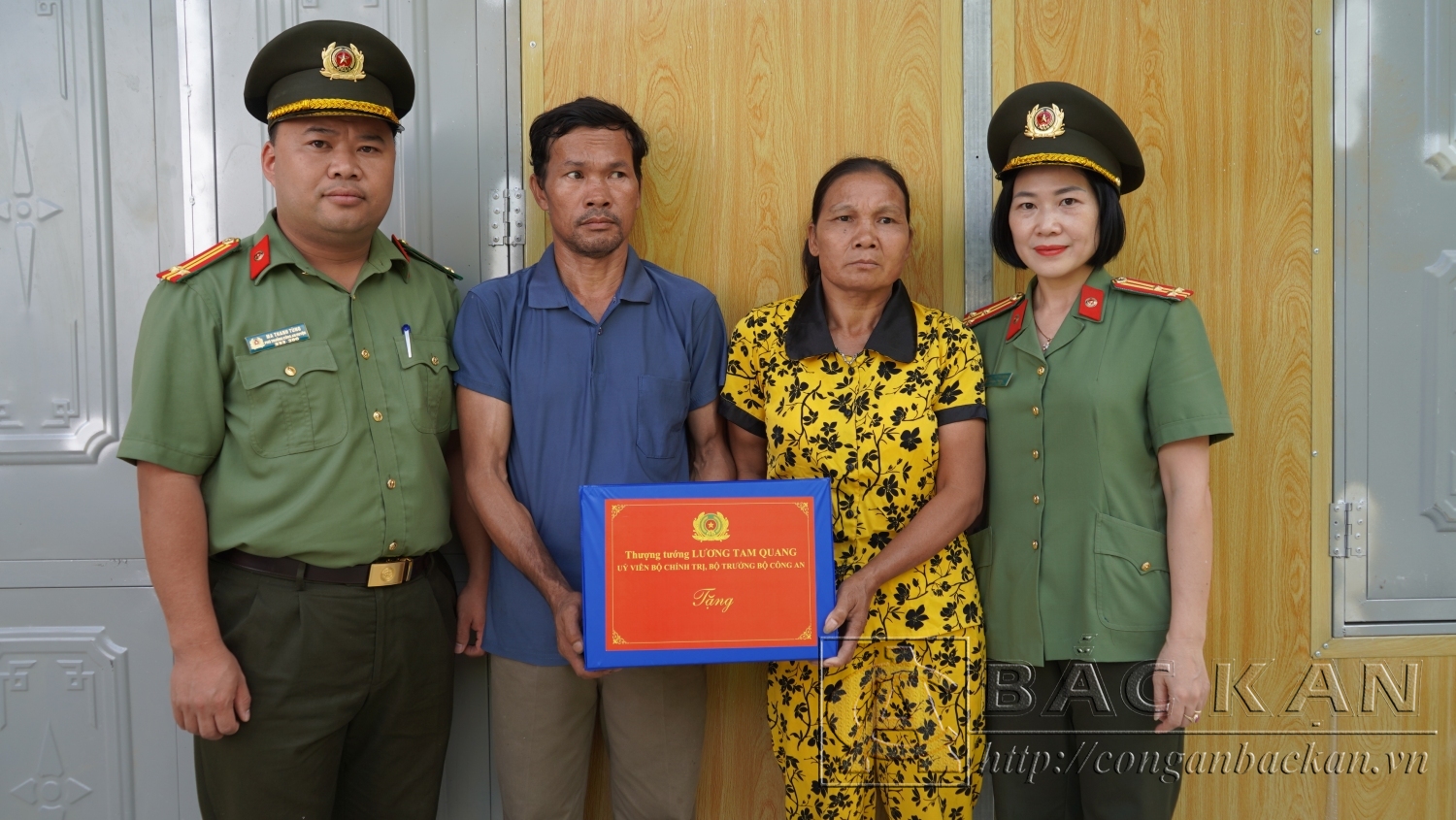 Đại diện lãnh đạo Phòng Tham mưu Công an tỉnh và Lãnh đạo Công an huyện Chợ Mới trao quà của Bộ Trưởng cho gia đình ông Nhàn