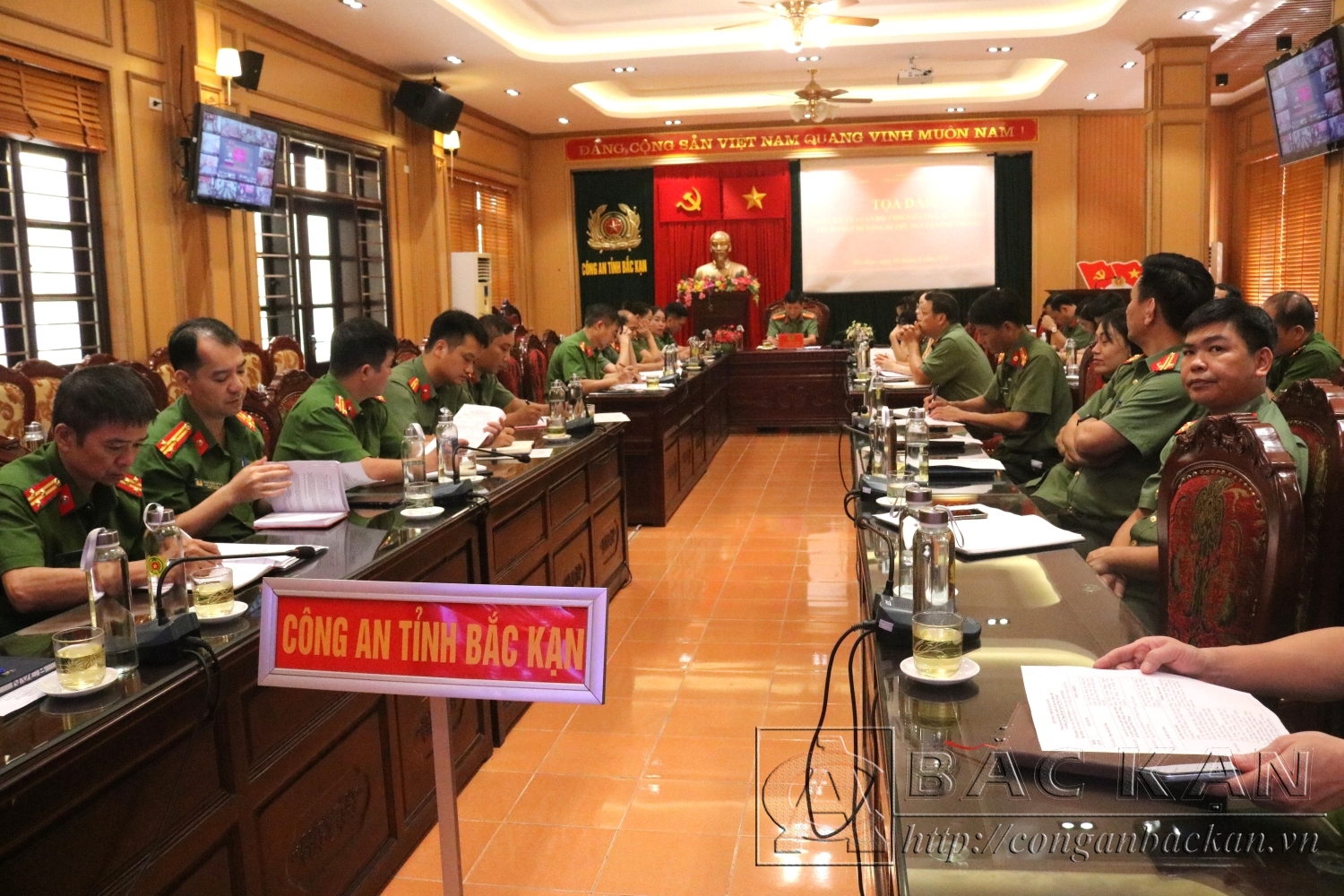 Đại tá Hà Trọng Trung, Phó Giám đốc Công an tỉnh, chủ trì tại điểm cầu Công an tỉnh Bắc Kạn