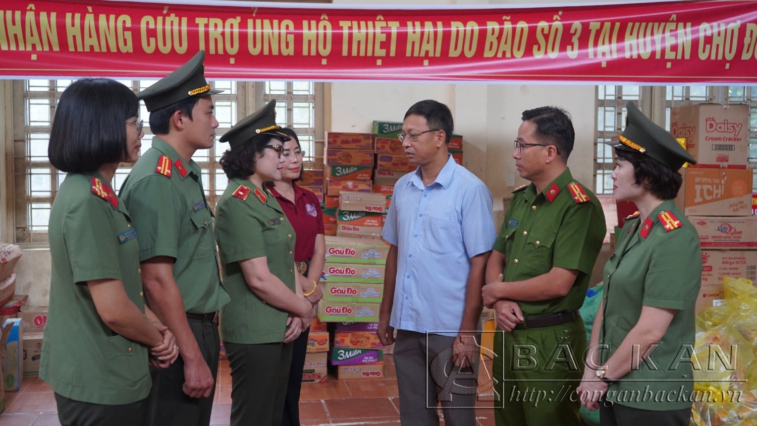 Một xe hàng hoá được Đoàn công tác chuyển giao cho Mặt trận Tổ quốc Việt Nam huyện Chợ Đồn