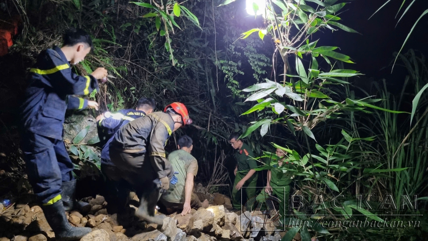 Lực lượng Cảnh sát phòng cháy chữa cháy và cứu nạn cứu hộ tìm kiếm nạn nhân vụ sập hầm tại Ngân Sơn