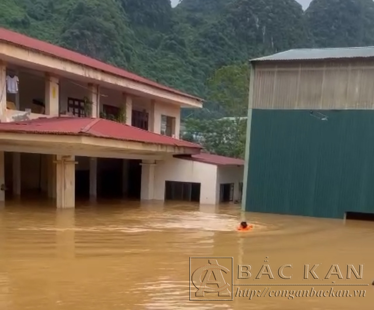 Một phần trụ sở làm việc của Công an huyện Chợ Mới bị ngập sâu trong nước