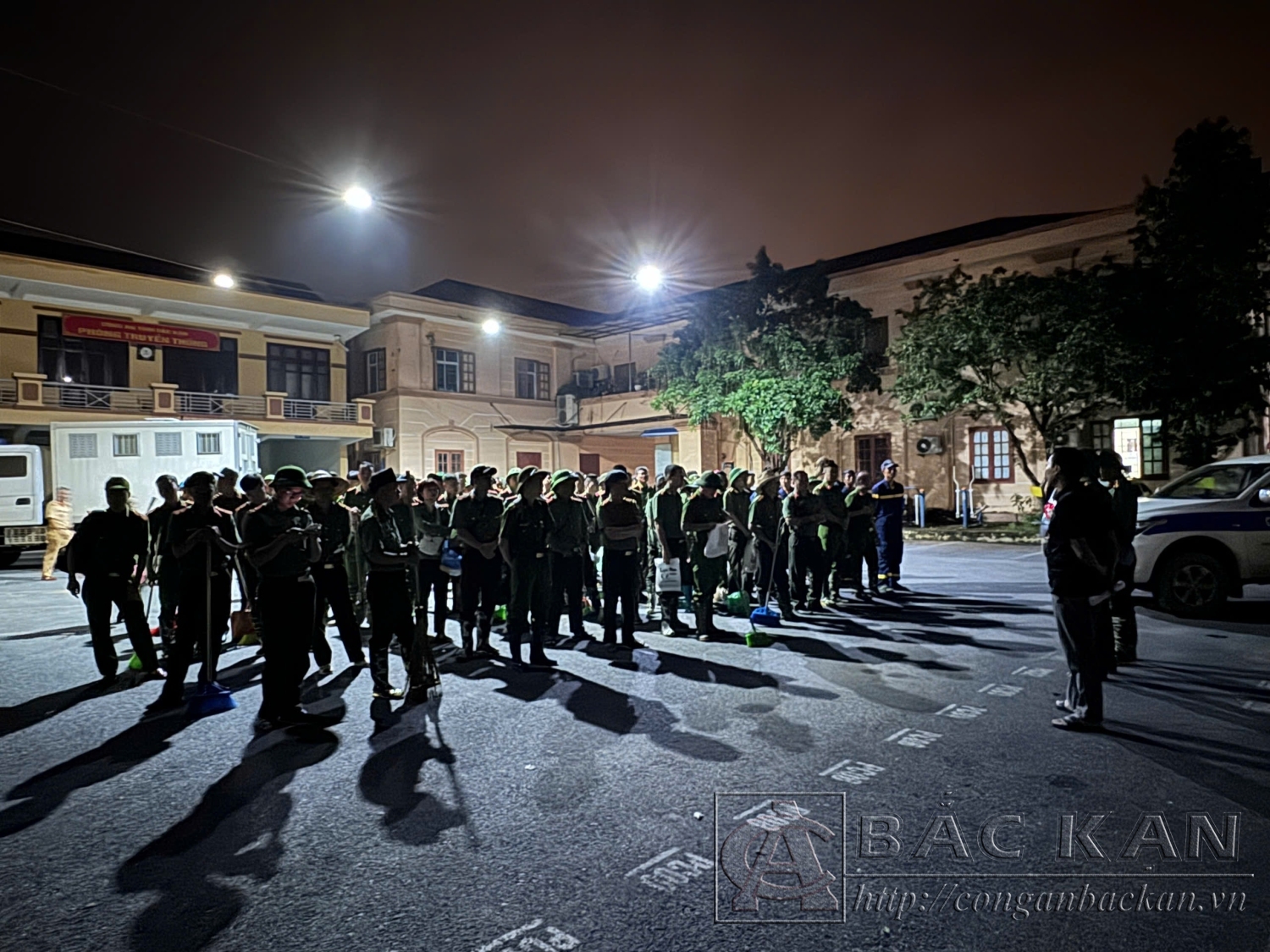 Ngay từ tờ mờ sáng, cán bộ chiến sĩ đã tập trung tại Công an tỉnh để lên đường thực hiện nhiệm vụ