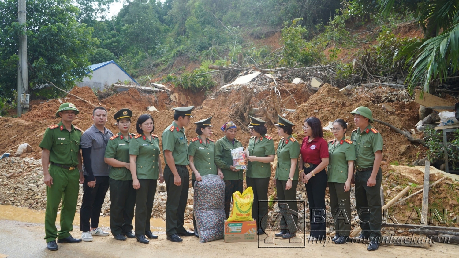 trao quà hộ sập nhà