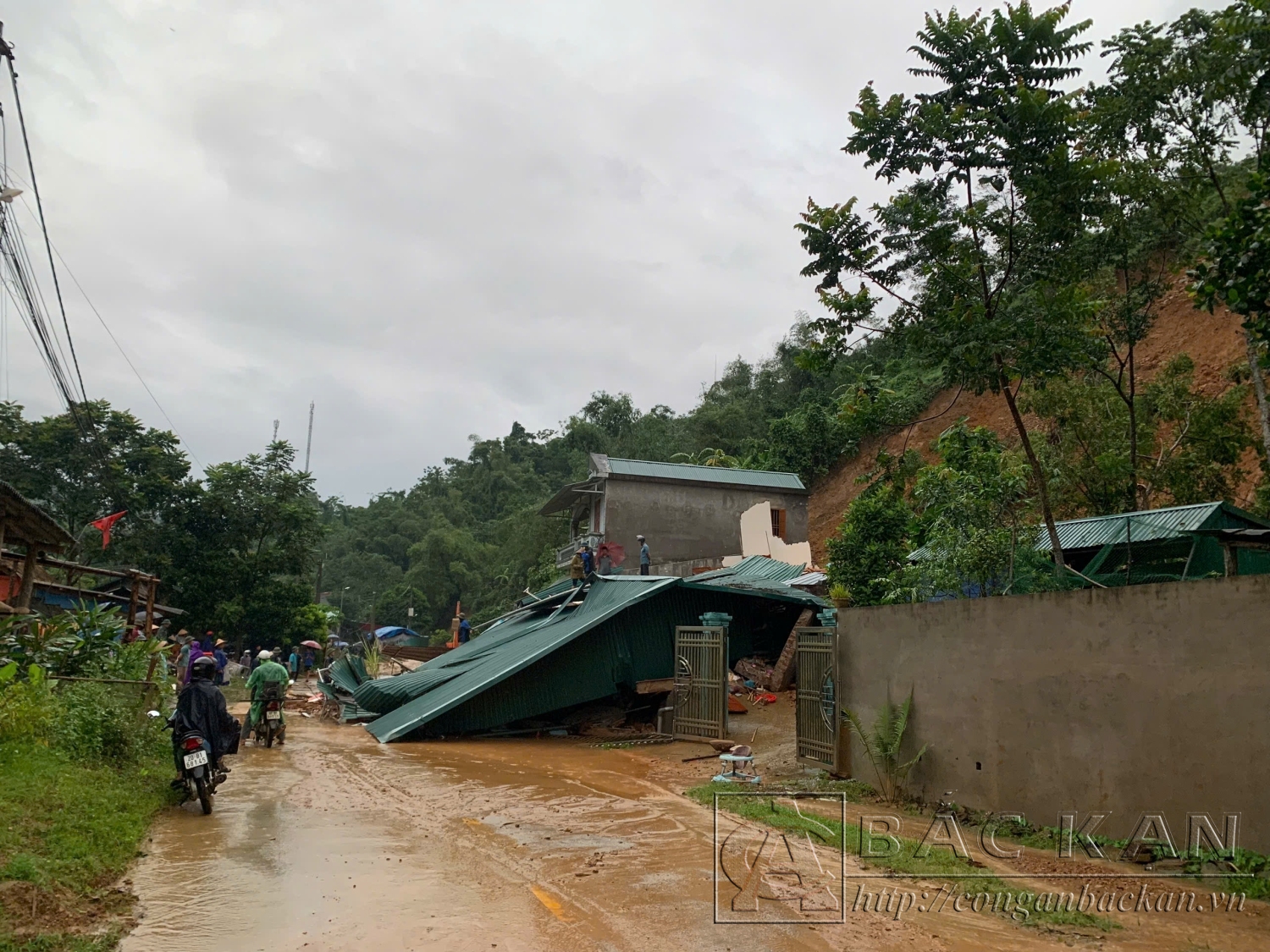 Căn nhà bị đổ sập hoàn toàn