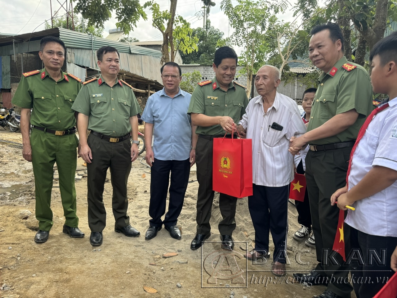 Đại tá Nguyễn Hồng Nguyên, Phó chánh Văn phòng Bộ Công an, lãnh đạo Công an tỉnh và chính quyền địa phương tặng quà gia đình ông Vũ Văn Quảng