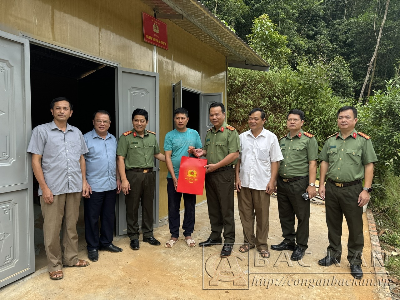 Đại tá Nguyễn Hồng Nguyên, Phó chánh Văn phòng Bộ Công an, lãnh đạo công an tỉnh và chính quyền địa phương tặng quà gia đình ông La Văn Quân