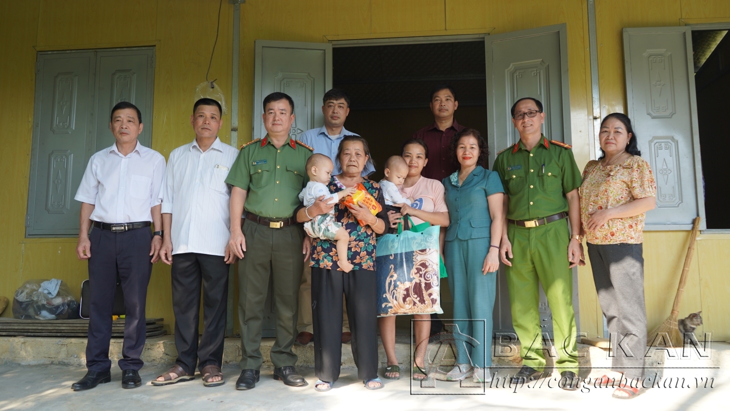 Đoàn kiểm tra thực tế và trao quà cho hộ gia đình bà Nông Thị Minh trú tại Tổ 3, Phường Xuất Hóa, thành phố Bắc Kạn