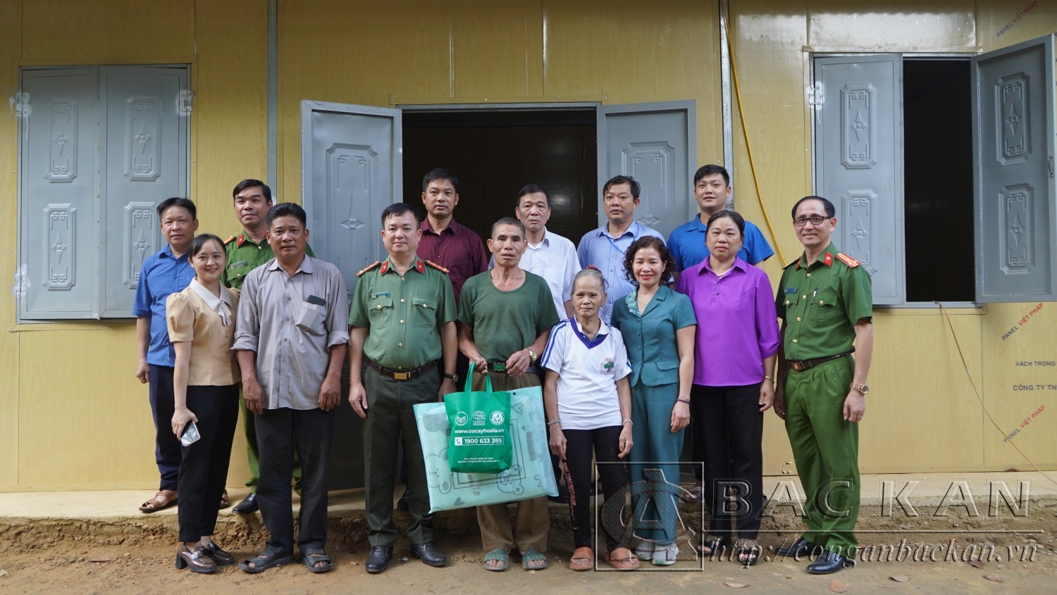 Đoàn kiểm tra thực tế và trao quà cho hộ gia đình ông Triệu Hữu Chu – Thôn Tân Thành, xã Nông Thượng, thành phố Bắc Kạn