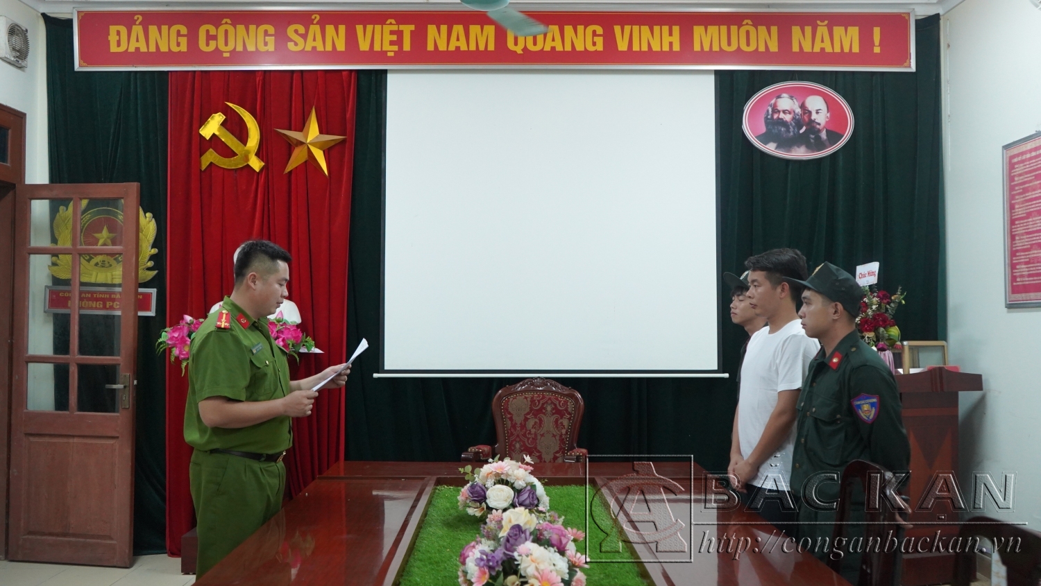 Cơ quan Công an thi hành lệnh tạm giữ đối với Nguyễn Văn Hậu và Nguyễn Tiến Nam