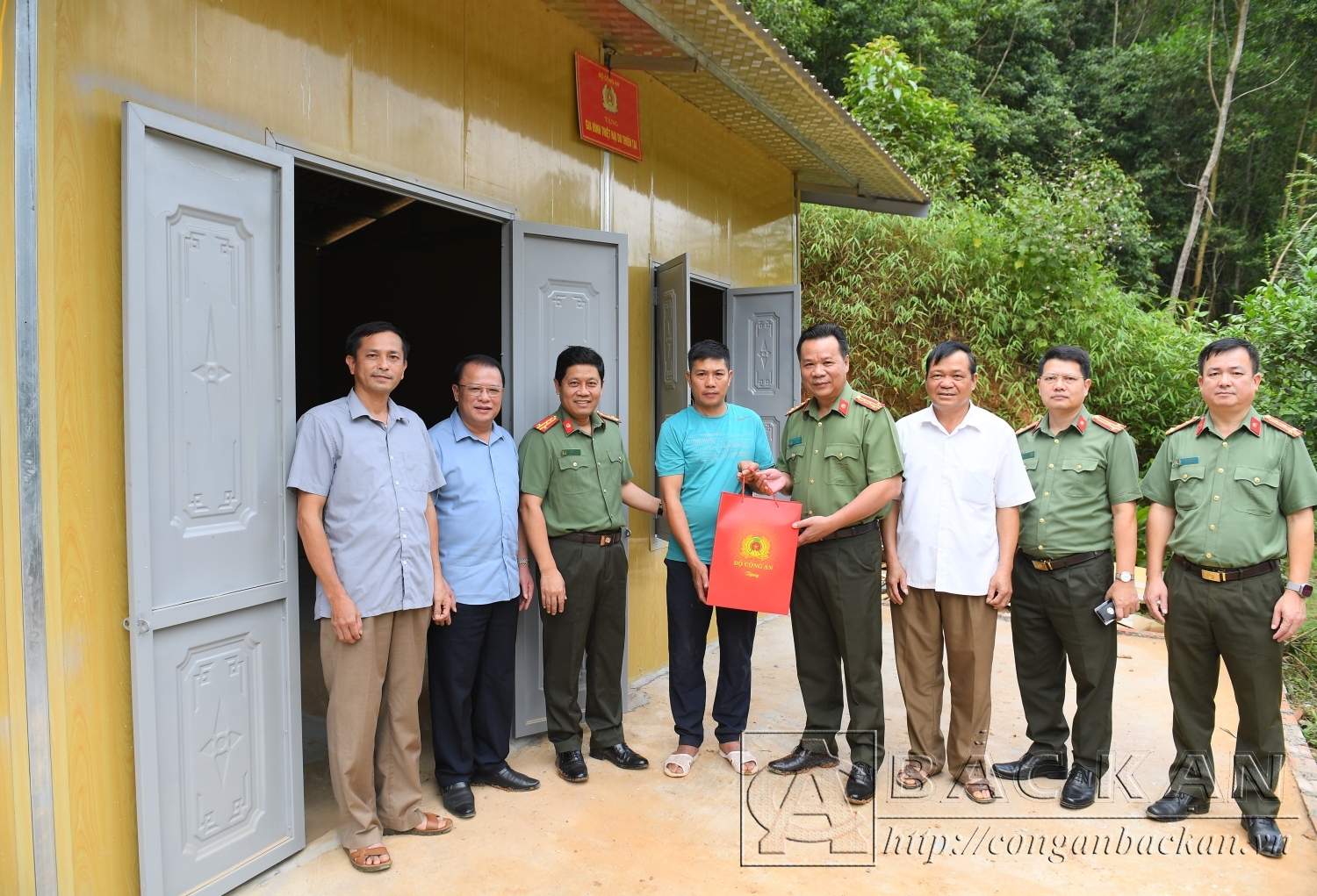 Đoàn công tác của Bộ Công an và Công an tỉnh thăm hỏi, tặng quà gia đình ông La Văn Quân trong ngày bàn giao nhà mới