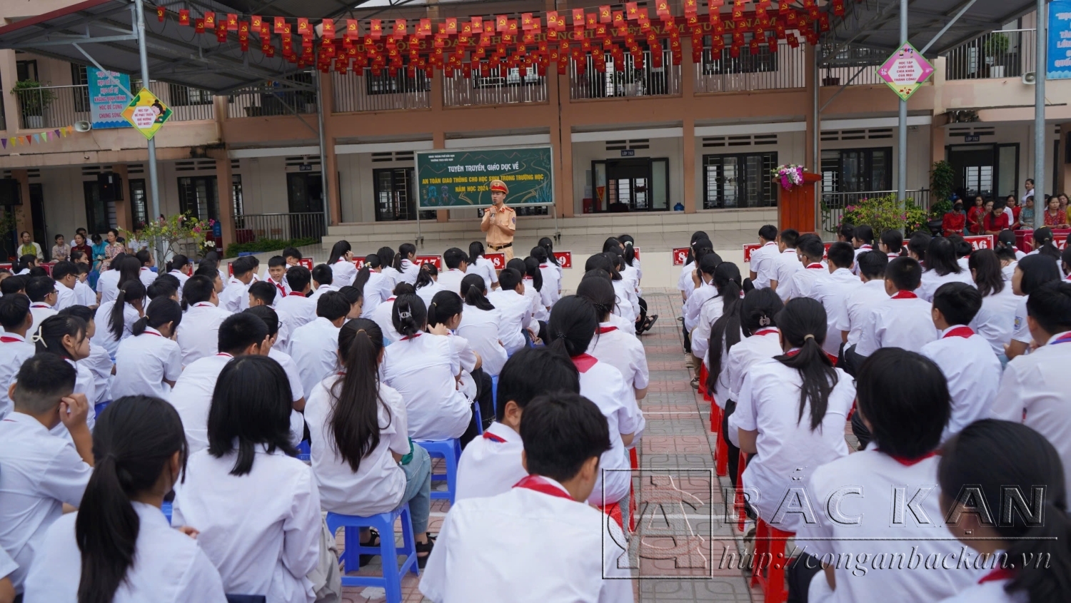 Công an thành phố Bắc Kạn tuyên truyền phổ biến Luật giao thông đường bộ tại Trường THCS Bắc Kạn