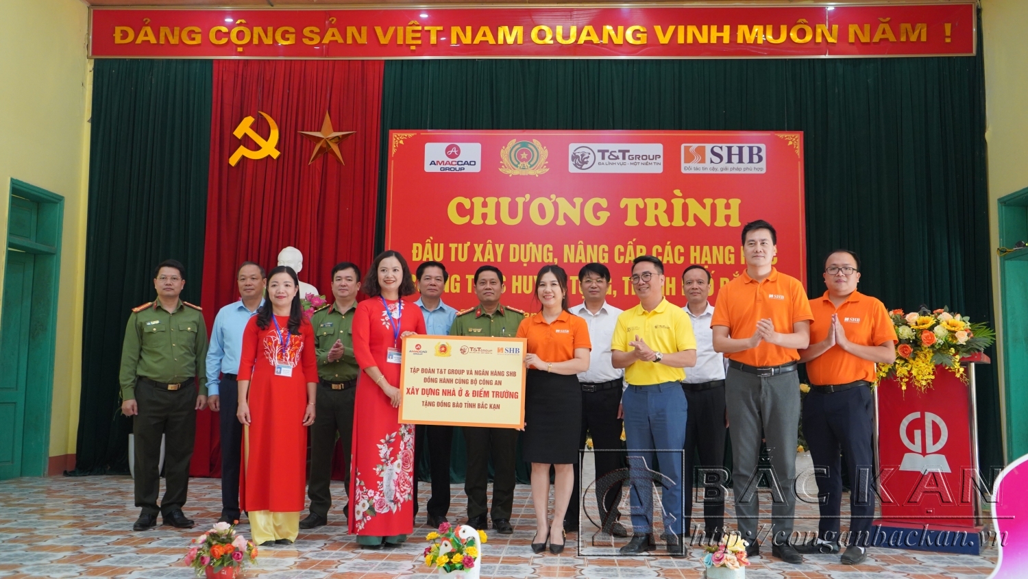 Bộ Công an và các nhà tài trợ trao tặng kinh phí đầu tư cho Ban Giám hiệu Trường THCS Huyền Tụng, thành phố Bắc Kạn