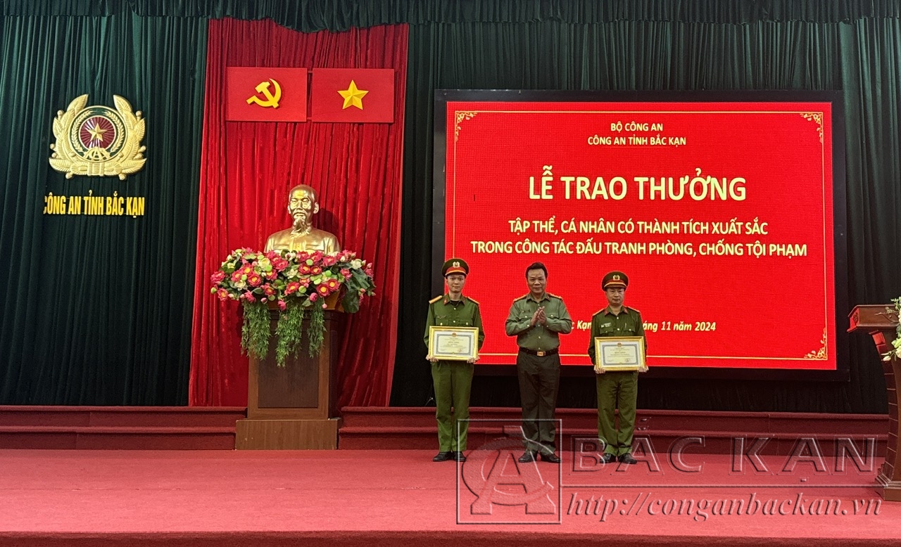 Đại tá Hà Văn Tuyên, Uỷ viên Ban Thường vụ Tỉnh uỷ, Bí thư Đảng uỷ, Giám đốc Công an tỉnh trao Bằng Khen của UBND tỉnh tặng tập thể và cá nhân