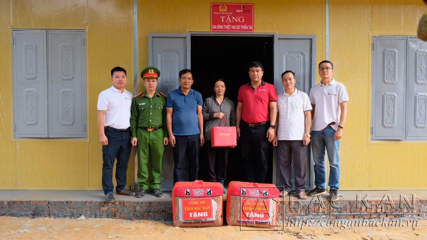 Đơn vị tài trợ trao quà tặng gia đình bà Dương Thị Thủy, thôn Nà Chào, xã Như Cố, huyện Chợ Mới