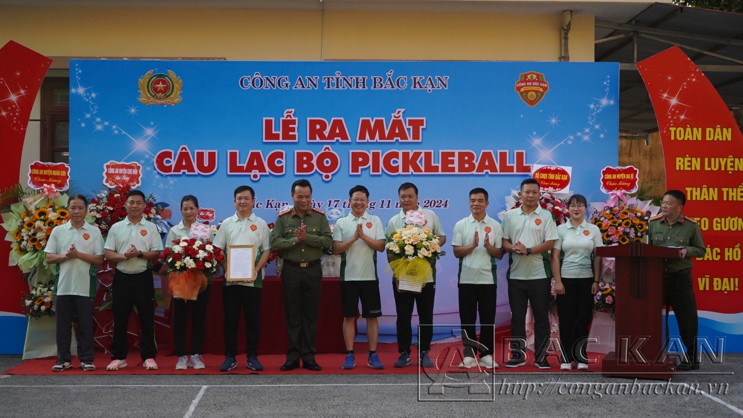 Đồng chí Đinh Quang Tuyên, Uỷ viên Ban thường vụ Tỉnh uỷ, Phó Chủ tịch thường trực UBND tỉnh Bắc Kạn; Đại tá Hà Văn Tuyên, Uỷ viên Ban thường vụ Tỉnh uỷ, Bí thư Đảng uỷ, Giám đốc Công an tỉnh trao quyết định và tặng hoa chúc mừng Ban Chủ nhiệm Câu lạc bộ