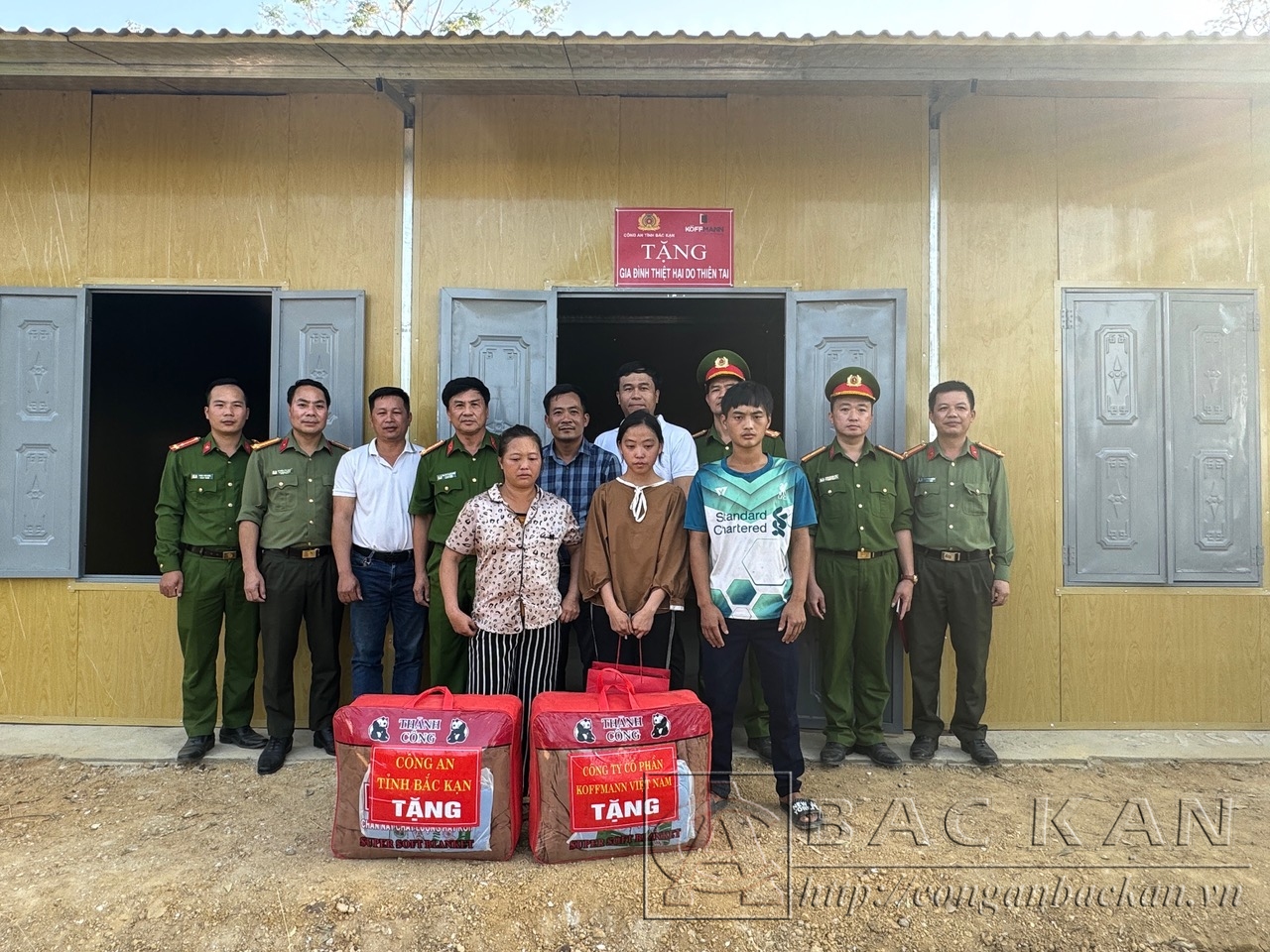 ​​​​​​​Trao quà tặng hộ ông Vừ A Bình, xã Xuân Lạc, huyện Chợ Đồn