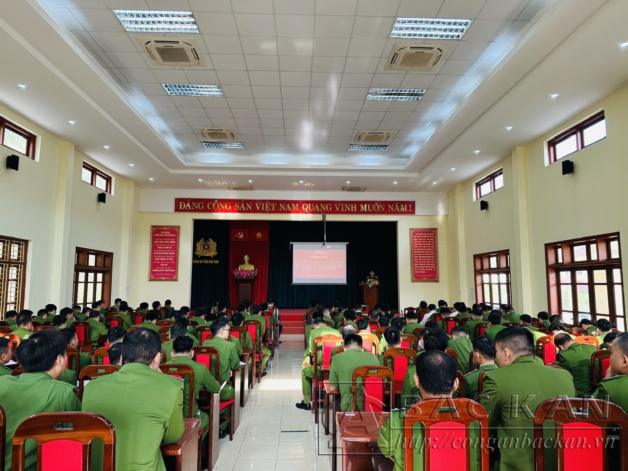 Lớp tập huấn  "Đề án phát triển ứng dụng dữ liệu về dân cư, định danh và xác thực điện tử, phục vụ chuyển đổi số quốc gia giai đoạn 2022- 2025, tầm nhìn đến năm 2030" trong Công an Bắc Kạn năm 2024