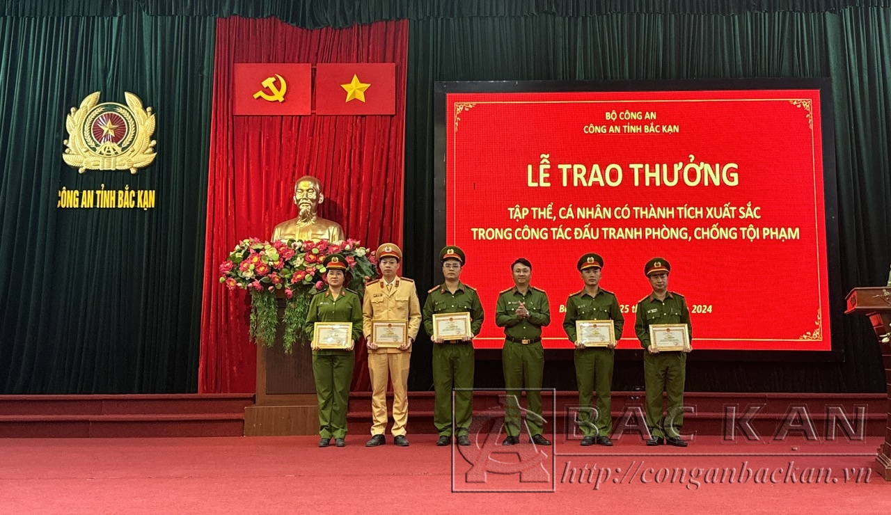 Thượng tá Lê Hồng Giang, Phó Giám đốc Công an tỉnh trao Giấy khen tặng các cá nhân