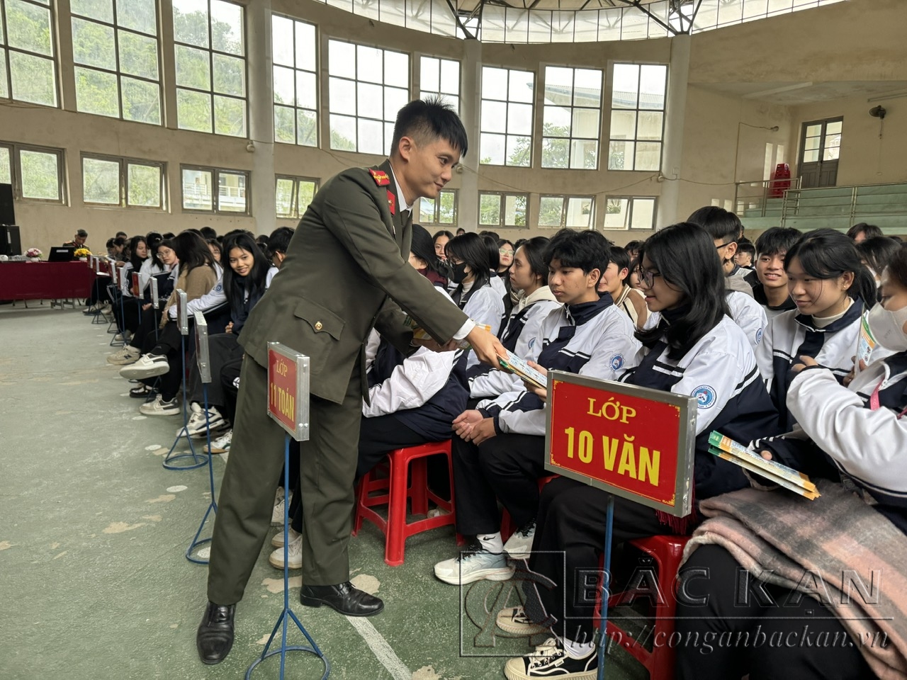 4 Những cuốn số tay phòng chống tội phạm được trao cho học sinh