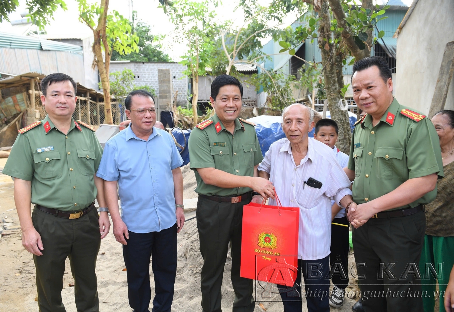 Đoàn công tác của Bộ Công an do Đại tá Nguyễn Hồng Nguyên, Phó chánh Văn phòng Bộ Công an và các đồng chí lãnh đạo Công an tỉnh thăm hỏi và kiểm tra công tác xây dựng nhà cho người dân bị thiệt hại bởi thiên tai tại huyện Chợ Mới