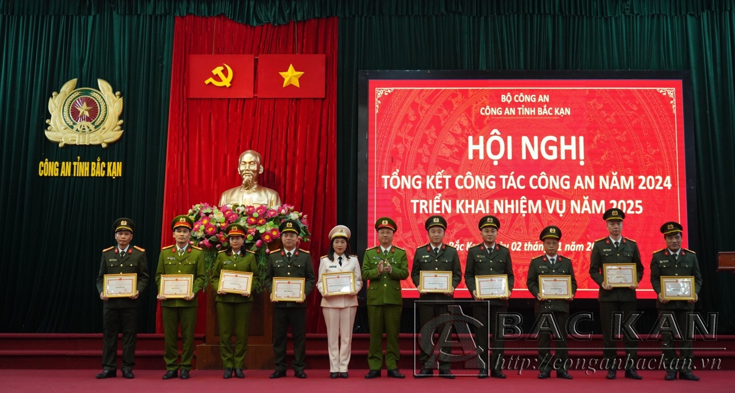 Thượng tá Lê Hồng Giang, Phó Giám đốc Công an tỉnh trao danh hiệu “Đơn vị văn hoá, gương mẫu chấp hành điều lệnh CAND” năm 2024 tặng 10 tập thể