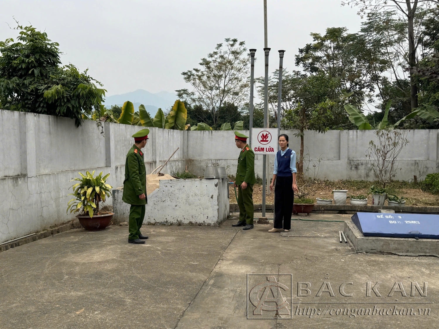 Phòng Cảnh sát PCCC &CNCH Công an tỉnh kiểm tra công tác an toàn phòng chống cháy nổ tại cửa hàng xăng dầu số 38 thành phố Bắc Kạn